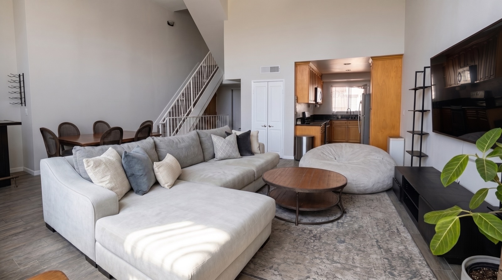 12130 Ohio Ave — University Park · Los Angeles, view 2 of 12